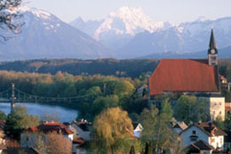 Blick auf die Stadt Laufen mit Stiftskirche und Watzmann