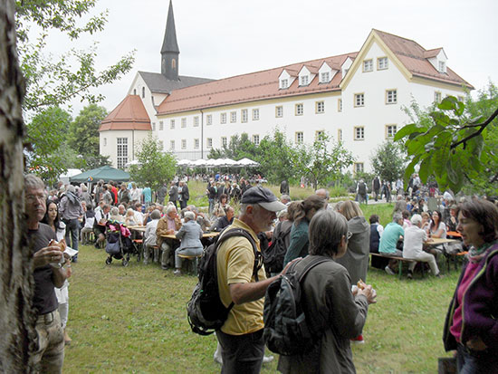 Blick in die Menschenmenge, im Hintergrund der Kapuzinerhof.