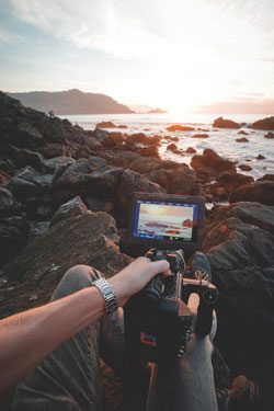 Kamera-Bildschirm, der eine Küstenaufnahme filmt (Foto: Will Truettner/unsplash).