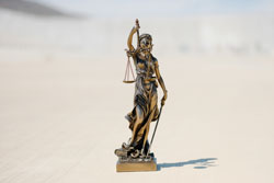 Foto einer kleinen Justitia-Statue (Foto: Wesley Tingey/unsplash). 