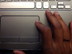 Eine Hand liegt auf der Tastatur eines Notebooks (Foto: Asobuno, CC BY-SA 3.0 DEED).