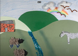 Screenshot einer Szene in einem animierten Kurzfilm, die eine Landschaft mit Hügeln, Weidetieren und blauem Himmel abbildet