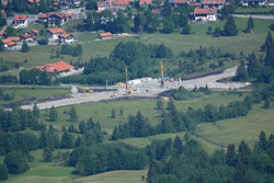 Großbaustelle einer Ortsumgehung.