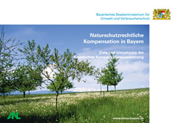 Titelbild der Broschüre Naturschutzrechtliche Kompensation in Bayern – Ziele und Umsetzung der Bayerischen Kompensationsverordnung mit Streuobstwiese im Komplex mit Extensivgrünland.
