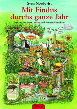 Gemaltes Titelbild des Buches, auf dem der Kater Findus inmitten eines Gartens steht, umgeben von Pflanzen, Pflanztöpfen und kleinen Tieren. Im Hintergrund ist Pettersson zu sehen, der einen Kuchen trägt.