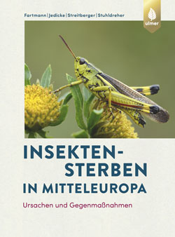 Das Titelbild zeigt die Großaufnahme eines Grashüpfers, der auf einer gelben Blüte sitzt.