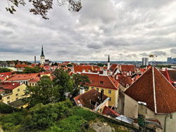 Das Bild zeigt eine mittelalterliche Stadt.