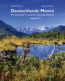 Das Titelbild zeigt einen Moorsee, eingerahmt von Gebüsch, Altholz und Hügel. Im Hintergrund sieht man einen Hochgebirgszug.