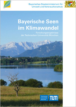 Das Titelbild zeigt einen See im Voralpenland inmitten von Wiesen, Büschen und Bäumen. Im Hintergrund sind Berge zu sehen.