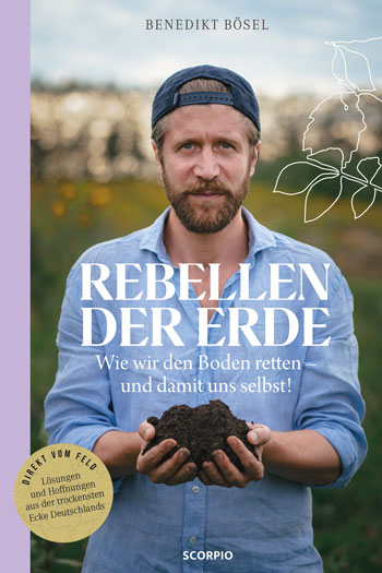 Das Titelbild zeigt einen jungen Mann, der mit beiden Händen Erde aufgenommen hat und in die Kamera blickt.