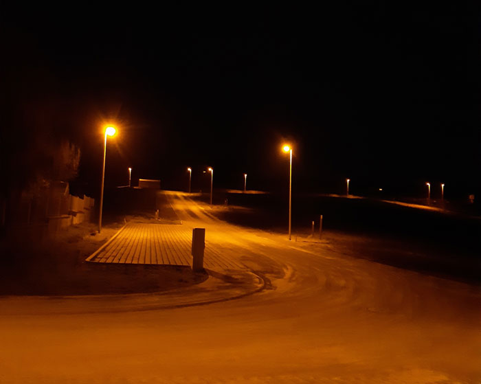 Foto der umweltfreundlichen, bernsteinfarbenen Amber-Straßenbeleuchtung in Stegaurach.