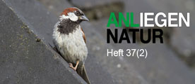 Front page Anliegen Natur 37/2 (Sparrow on a roof, picture: Johannes Mayer)