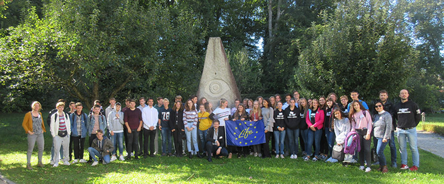 Alle teilnehmenden Schüler und Lehrer des Erasmus+-Projekts aus sechs europäischen Nationen im Grünen vor dem Kapuzinerhof.