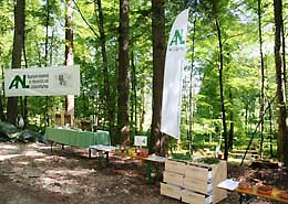 Die verschiedenen Stationen im Wald, an denen die Besucher aktiv durch Beobachten und Experimentieren die Welt unter ihren Füßen kennenlernen.