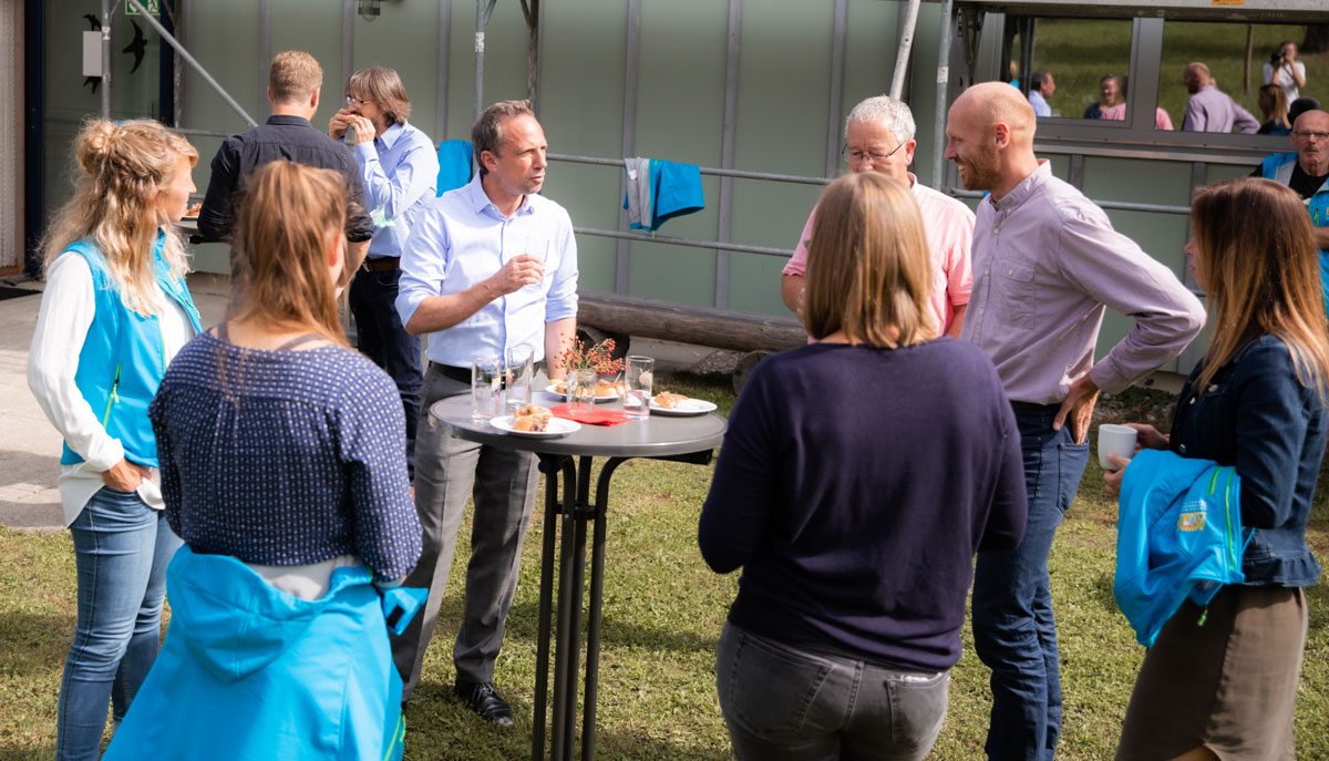 Staatsminister und Mitarbeiter beim Gespräch im Garten der ANL, Bildautor: Melanie Schuböck, ANL.