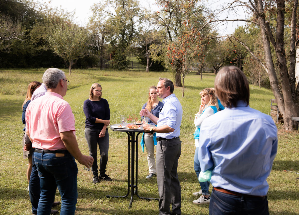 Staatsminister und Mitarbeiter beim Gespräch im Garten der ANL, Bildautor: Melanie Schuböck, ANL.