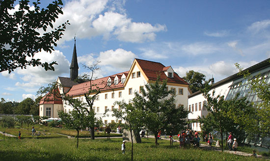 Blick in den Garten im Hinergrund der Kapuzinerhof.