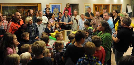 Group picture of visitors to the Night of Nature, who listen to the remarks of a bat expert.