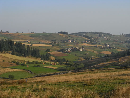 Eine sanft hügelige, sehr reich strukturierte und klein gegliederte Landschaft, in der Felder, Wiesen, Raine, kleine Wälder, Baumreihen, Bracheflächen und kleine Siedlungen eng beieinander liegen. Traditionell aufgeschichtete Heuhaufen sind zu sehen.