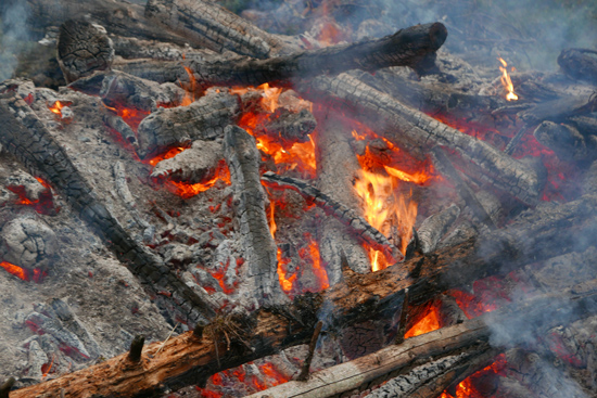 Ein Feuer aus mehreren Ästen.