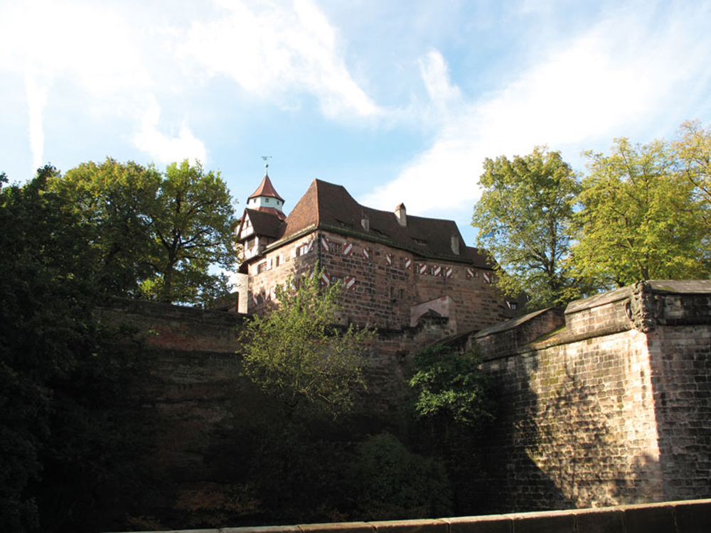 Blick von unten auf die erhöht gelegene Nürnberger Kaiserburg.