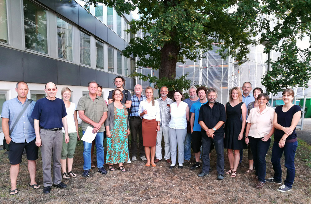 Gruppenbild der am schwäbischen Wiesenbrüterschutz beteiligten Akteure.