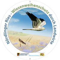 Im Zentrum der Grafik ist ein fliegendes Wiesenweihen-Männchen abgebildet. Unter ihm sitzt ein weiblicher Vogel auf einem Holzpflock inmitten eines Getreidefeldes. Das Bild wird umrahmt von dem Schriftzug Nördlinger Ries – Wiesenweihenschutz durch Landwirte mit samt den Logos vom Landratsamt Donau-Ries und der Regierung von Schwaben.