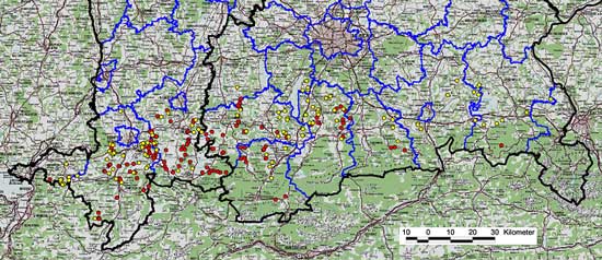 Eine Übersichtskarte von Südbayern, in der alle 228 Standorte in den Alpen und im Alpenvorland durch Punkte markiert sind. Die Fundorte, an denen aktuell keine Nachweise mehr erfolgten, konzentrieren sich im östlichen Alpenvorland, südlich bis südwestlich von München, treten aber auch sonst verstreut auf.
