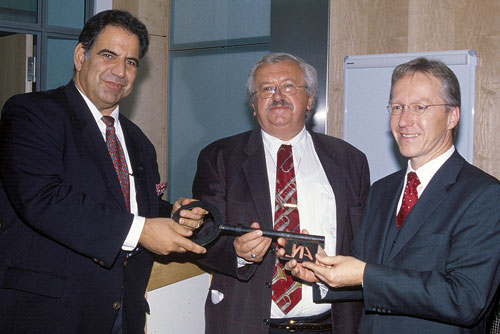 Symbolische Schlüsselübergabe durch Umweltminister Dr. Werner Schnappauf und Leitendem Baudirektor Mathias Ferwagner an Akademiedirektor Dr. Christoph Goppel (von rechts nach links).