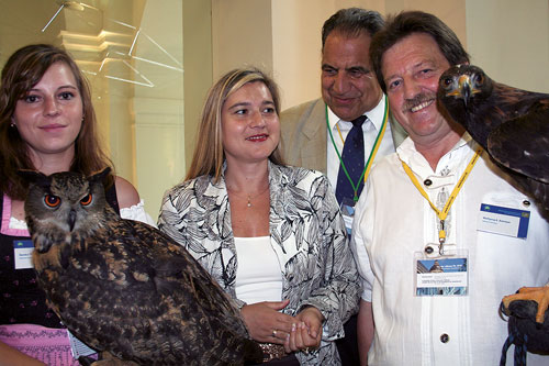 Von links: Falknerin Sandra Schreyer, Umweltministerin Melanie Huml, Akademiedirektor Dr. Christoph Goppel, Falkner Wolfgang A. Schreyer.