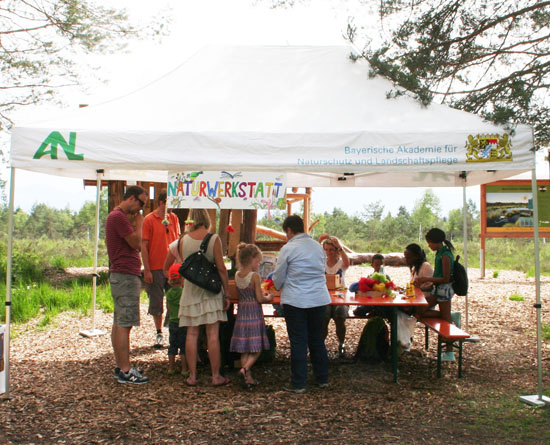 Im ANL Pavillion basteln Kinder unter Anleitung von ANL Mitarbeitern.