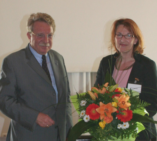 Umweltminister Dr. Otmar Bernhard beglückwünscht die 100.0000ste Teilnehmerin.