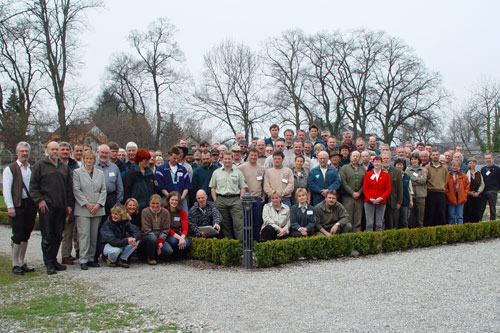 Die Teilnehmer des Lehrgangs Naturschutzwacht-Ausbildung im Garten des Kapuzinerklosters. Links: Lehrgangsleiter Reinhart Herzog