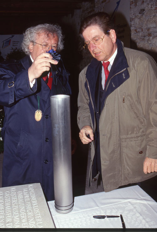 Umweltminister Dr. Thomas Goppel (rechts) und Leitender Baudirektor Matthias Ferwagner (links) bei der Grundsteinlegung.