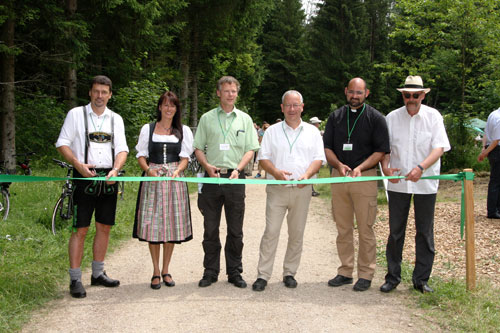 Feierliche Eröffnung des Moorerlebnis Schönramer Filz. Von links nach rechts: Bürgermeister Karl Lanzinger, Helga Oberlindober (Privatbrauerei Schönram), Dr. Daniel Müller (Bayerische Staatsforsten-Forstbetrieb Berchtesgaden), Dieter Pasch (Direktor der Akademie für Naturschutz und Landschaftspflege (ANL)), Pfarrer Eberhard Zeh und Pfarrer Ludwig Westermeier.