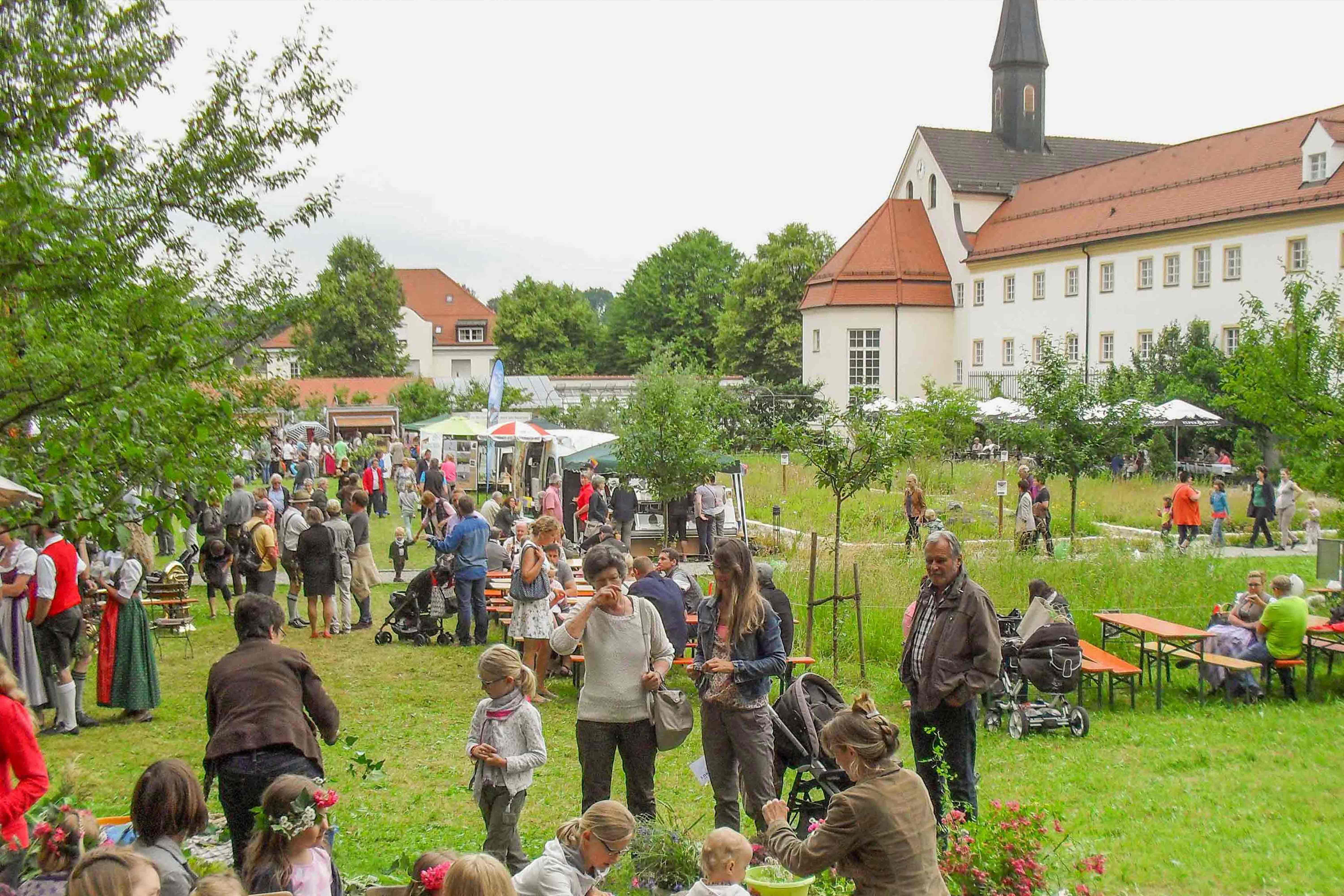 Viele Besucher auf dem Markt der Vielfalt beim Kapuzinerhof Laufen.