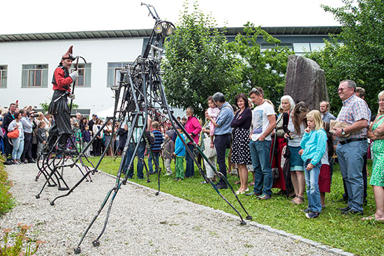 Die Herde der Maschinenwesen marschiert mit ihren durch den Klostergarten.