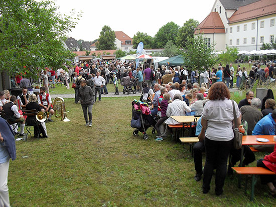 Die Besucher ließen es sich an den Biergartentischen in der Wiese gut gehen.