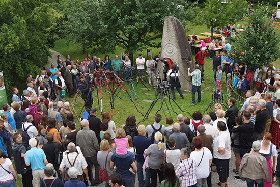 Die Herde der Maschinenwesen der Künstlergruppe foolpool marschiert durch den Klostergarten.