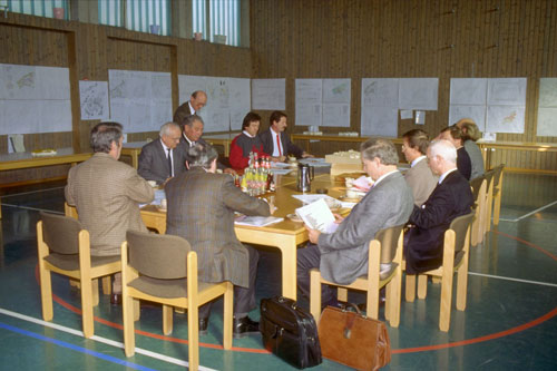 Jurysitzung zum Architektenwettbewerb in der Turnhalle vom Verwaltungsgebäude.