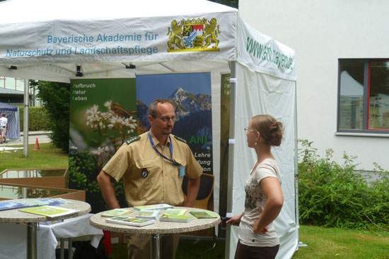 Am Stand der ANL stehen Polizeihauptkommissar Hans Mix und Steffi Heyder.