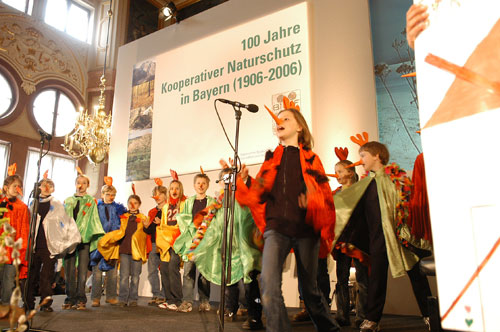 Eine Kindergruppe führt einen lustigen Sketch vor.