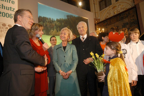 Von links nach rechts: Umweltminister Dr. Werner Schnappauf, Moderatorin Gisela Oswald, Karin Stoiber, Ministerpräsident Dr. Edmund Stoiber.