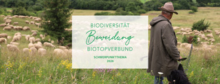 Titelbild des Schwerpunktjahres 2026 mit Logo Schriftzug und einem Schäfer mit Herde im Hintergrund.