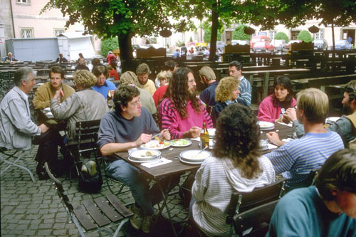Die Teilnehmer bei der Mittagspause im Klostergarten.