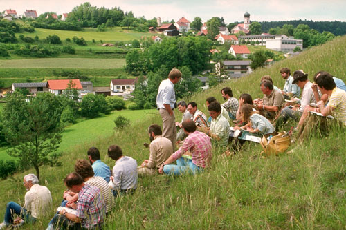 Dr. Wolfgang Zielonkowski (stehend) inmitten der Teilnehmer am Vegetationspraktikum in Steinerbrückl.