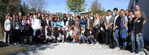 Gruppenbild von Schülerinnen, Schülern, Lehrkräften und Akademiemitarbeiterinnen 