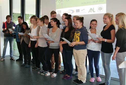 Singende Schülerinnen und Schüler.