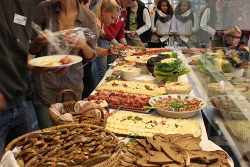 Kaltes Buffet mit regionalen Produkten wie Brot, Käse, Gemüse.