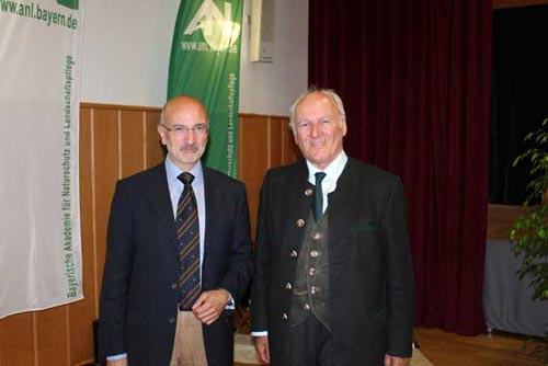 Schulleiter Dr. Alfred Kotter (links) und Prof. Dr. Claus Hipp (rechts) stehen zusammen.